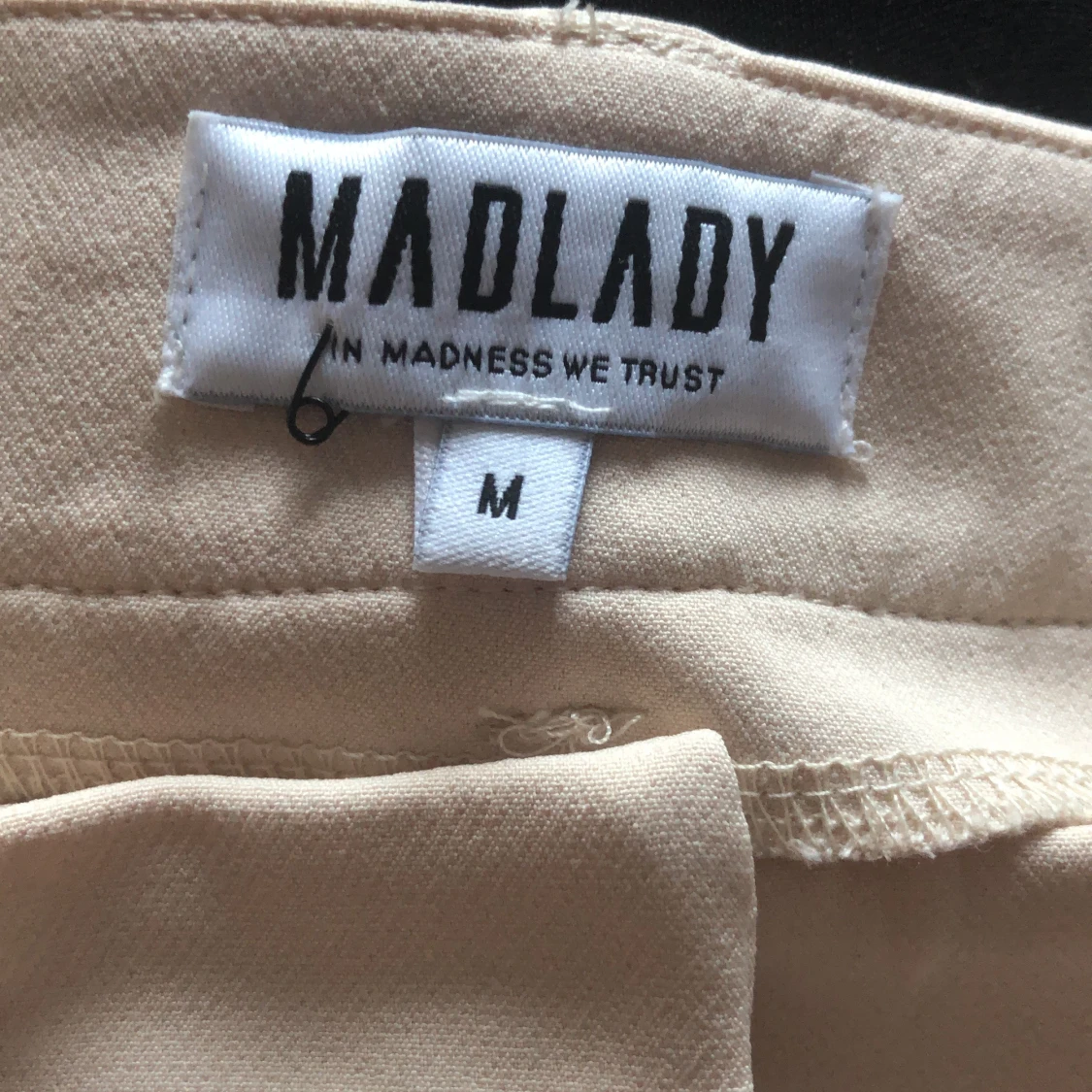 Beigea kostymbyxor från Madlady  - 90