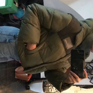 Vinter jacka från bershka storlek Xs-s - Grön vinter jacka med luva har använt den minst 4ggr. Den har fikor och är väldigt bekväm 