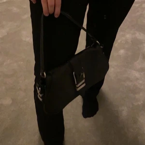 Zara väska - Säljer min jättefina Zara väska som jag verkligen älskat. Men har tröttnat lite nu så väljer att sälja den💕💕. Den är ganska bra skick och köpt för 400 kronor på zara. Den funkar verkligen till allt året om. 