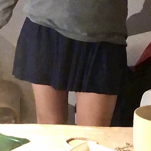 Mörkblå zara kjol - Supersöt mörkblå kjol från zara köpt för något år sedan men i nyskick!! Köpt på barnavdelningen och är i storlek 158 men är stor i storleken och passar mig som är en xs och passar antagligen en s också💗 super dålig bild så skriv för fler bilder eller övriga frågor!!