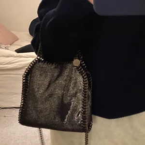 Stella McCartney liknande väska  - Intressekoll på min Stella McCartney liknande väska i den lilla modellen🤍 använd fåtal gånger så är i nyskick🤍 FLRST TILL KVARN 800+frakt (Ingen budgivning)