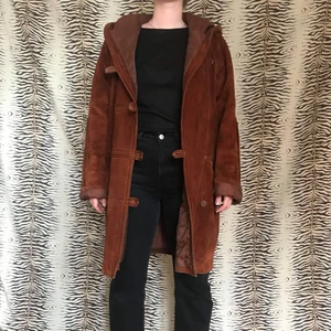 Mockajacka med luva  - Varm mockajacka med luva! Storlek: L Detalj: diskret fläck längst ner, bak till. Pris: 200 + frakt