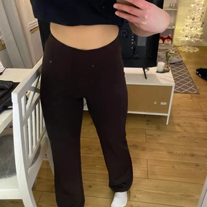 Bruna kostymbyxor - Jättefina mörkbruna kostymbyxor från shein🤎🤎 Köpta för kanske 150kr och är aldrig använda! Jättebra tjockt material trots att de är från shein. Passar perfekt i längden på mig som är ca 172🤍 Säljer för 70kr + frakt!