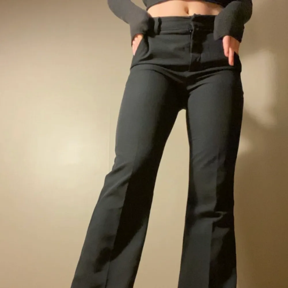 Svarta kostymbyxor från Bikbok, lite små på min som igentligen har 36! Fickor fram och fakefickor bak🌸🌸🌸. Jeans & Byxor.