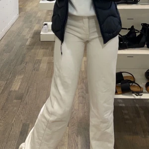 Beige/vita vida jeans - Jeans från bikbok, vida, beige/vita. Storlek 24 (minsta storleken). Dom är uppsydda (är 158 ish) bilden är ”gammal” så har vuxit lite