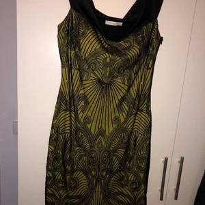 Off-shoulder klänning  - Klänning i storlek 40 men funkar som 38.