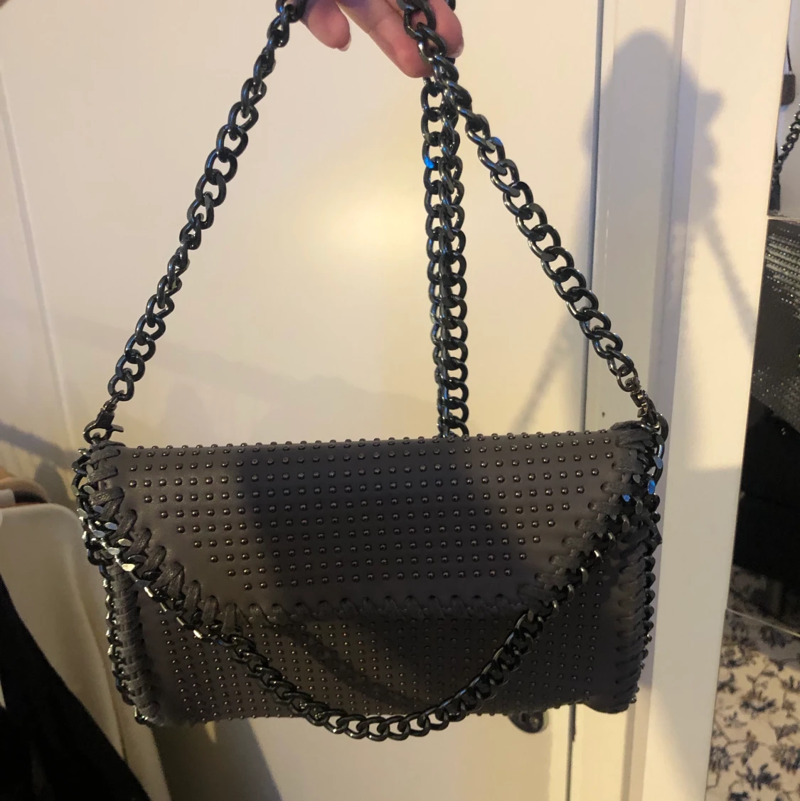 Grå väska med nitar 