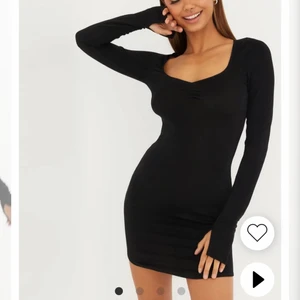 Klänning - Säljer den här snygga klänningen ifrån Nelly, endast använd en gång🖤