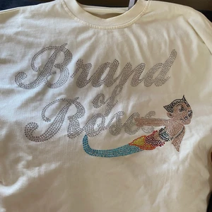 Brand of roses - Jätte snygg tisha finns 2 exemplar i hela världen. Size S, (oversized). Bud från 300kr