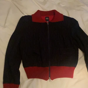 Don algodon - Säljer denna snygga don algodon kavajen som kan användas som tunnare jacka eller vanlig tröja. Strl 42 men skulle säga att den sitter som S/M. 100kr och frakt tillkommer❤️