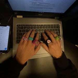 Ringar - Unika och färgglada ringar för 79kr styck, vi tar emot beställningar här på plick och även på vår instagram @hugmeuf💗 Vi skänker även 5% till suiced zero❤️‍🩹