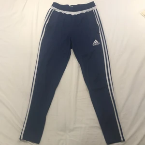 Adidas Mjukisbyxor - Small - Blåa adidasbyxor av polyester. Är stretchiga och sitter skönt. Inga skador. Dragkjedjeöppning vid vristerna och dragkjedjefickor. Resårmidja. Säljer eftersom de blivit för små för mig. 