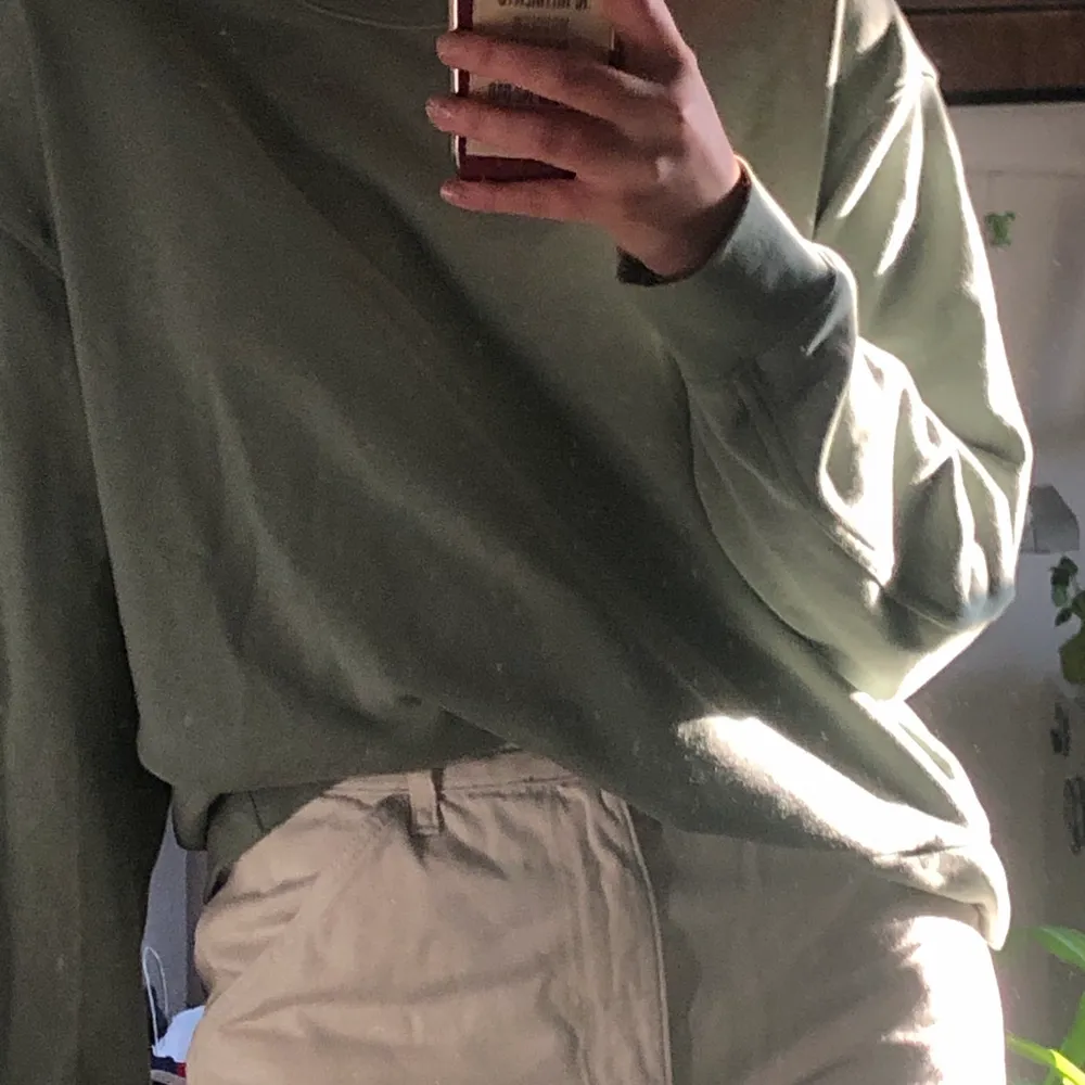 Jättefin mintgrön tröja från Weekday ! Den är storlek M men passar även S lika bra. säljs pga att jag inte använder den längre, köpare står för frakt :). Hoodies.