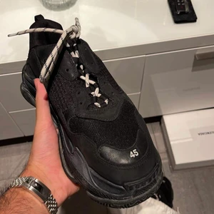 Triple S - Triple s i storlek 45 Condition 9/10 Dessa skor är knappt använda Dustbag medföljer  Pris 3500 kr Nypris 7200 kr