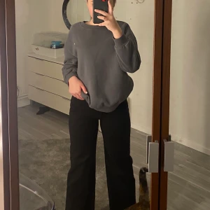 Jeans  - Skit snygga svarta jeans som tyvärr är förkorta i benen för mig, för fler bilder skicka i DM💕