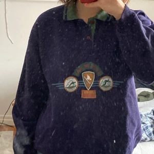 tjocktröja💙 - Säljer denna tjocktröjan då jag knte använder den! den har en grön uppknäppbar krage och ett tryck på framsidan! köpt här på plick för ett tag sedan och tyvärr står det ingen storlek men skulle säga att den passar Medium! hör av dig vid frågor eller fler bilder!💙