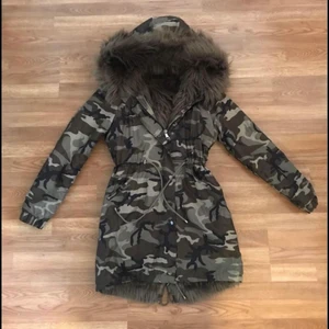 Vinterjacka från Nelly - Vinterjacka från Nelly i storlek 34, superfint skick då den knappt är använd. Dottern upplevde den för varm. 