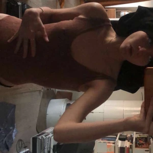 Brun Body - Säljer denna bruna bodyn från Urban Outfiters. Skit fin och najs att ha utan bh. Möts upp på södermalm. Är i storlek S men skulle säga att de klär sig som är XS-M då den är stretachig.🧨❤️