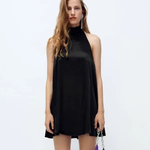 Svart satin klänning  - Svart satin klänning med hög krage och öppen rygg. Super super fin men råkade beställa hem 2😬 så därför säljer jag ena. HELT NY! inte ens testad. Säljer för nypris 399kr +frakt😇🤍