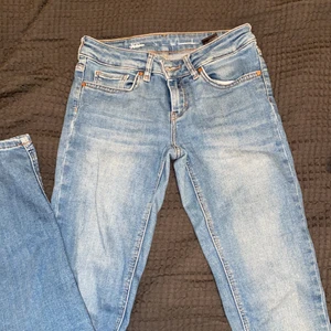 Gina tricot  - Raka låg midjade jeans i storlek Xs. 