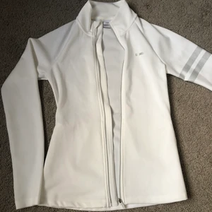 Stronger signature zip jacket - Säljer denna Stronger jackan💗Aldrig använd, helt nytt skick. Storlek XS. Säljer för 400 kronor inklusive frakt. Nypris: 599kr. 