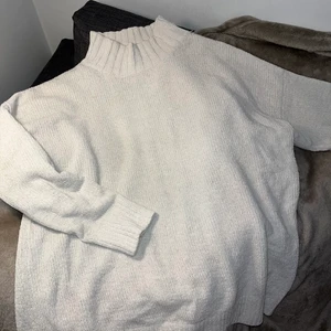 Tunnstickat från Bikbok - Tunnstickad, benvit tröja med en lite vidare turtle neck. Oerhört mysigt material, ganska vid i passformen. Är stl L men passar mig utmärkt, pendlar mellan S/M 