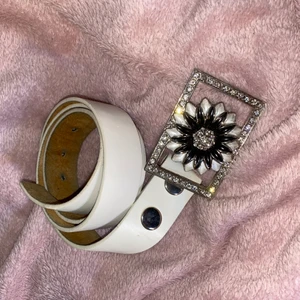 Vitt Bälte - Super fint y2k bälte som jag tyvärr aldrig använder😫det är 80cm långt💞 köparen står för frakt✨ 