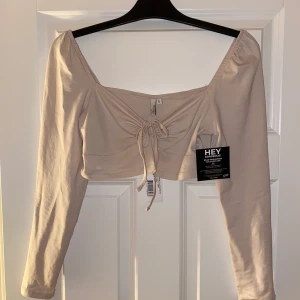 Topp  - Säljer en oanvänd topp från Nelly. 70 kr + frakt