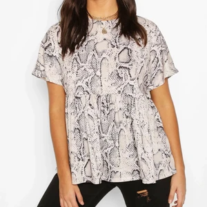 Snakeprint topp - Säljer denna snygga topp med snakeprint från boohoo. Använd en gång. Strl 42 🎀