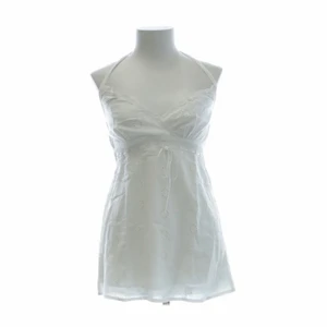 Vit topp - Säljer denna fina broderade toppen💕 köpare står för frakt