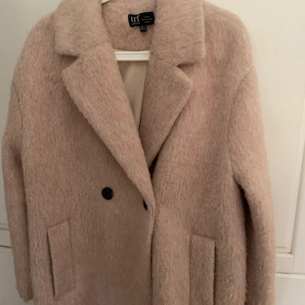 Mysig skön och varm kappa från zara med en slit baktil. Takit.