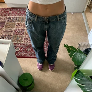 Blåa jeans  - Säljer ett par blå jeans som jag har satt ett skosnöre inne i byxorna istället för att ha skärp! Passar mig som är 163cm:) kan skickas mot fraktkostnad på 66kr (spårbar)