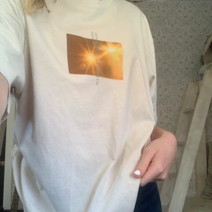 T shirt - T shirt köpt på hm i somras men har inte kommit till användning. Från herr avdelning på hm i storlek M så den är väldigt oversize på mig som vanligtvis har xs. 