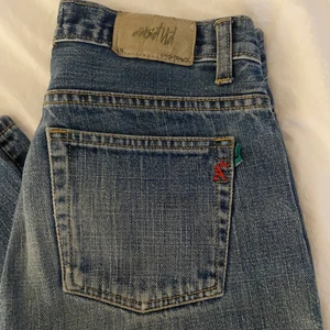 Low-waist flare jeans - Köptes för 100kr secondhand, har dock inte kommit till så mycket användning då dem är en aning korta för mig som är 172cm. Men skulle ändå säga att det är hyfsat bra skick på dem! Om frågor kontakta mig bara eller fråga om fler bilder! :)