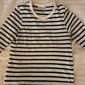 Grön randig weekday tröja - En långärmad grönrandig tröja från weekday. Knappt använd i storlek S💕