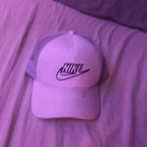 Nike keps  - Orginalpriset på denna är 259 säljer för 175 kr oanvänd tyckte inte att denna formen av keps passade på mig + 48 kr frakt 