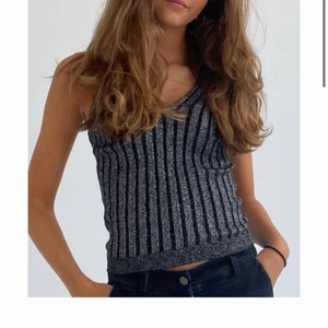 Superfin glittrig topp - Säljer denna superfina glittriga toppen från Design By Si. Aldrig använd och har prislappen kvar🤍 Skriv privat för egna bilder