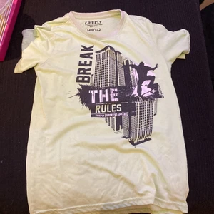 Grön T-shirt  storlek 146/152 - 146/152.       