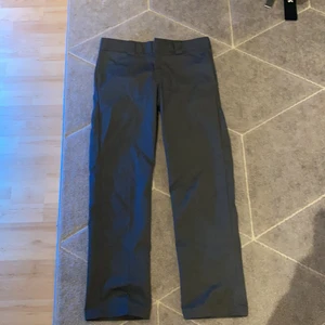 Dickies Byxor - Säljer mina Dickies work pant slim straight storlek 32x32 Färg Grå. Dessa är för dig som gillar mer utsläppta brallor som lätt gå över skorna. Använda två ca gånger och är fortfarande i sin raka passform. Ny pris 649kr men eftersom de knappt är använda ger jag dem för 399