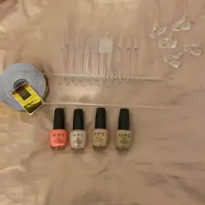 Nagelkit som innehåller fyra O.P.I nagellack, nagelklämmor, nagelfärgställning (två matta) och mallar🤍 Över 800kr👍🏻(köpte ej nagelfärgställingen full, använt ca 3)
