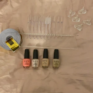 Nagel kit - Nagelkit som innehåller fyra O.P.I nagellack, nagelklämmor, nagelfärgställning (två matta) och mallar🤍 Över 800kr👍🏻(köpte ej nagelfärgställingen full, använt ca 3)