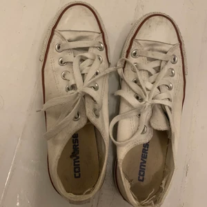 Converse  - Säljer dessa fina vita Conversen💕storlek 37 men skulle säga att de är lite stora i storlek, köpare står för frakt 