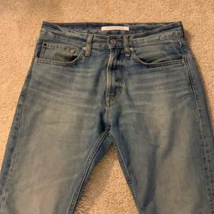 Tjena, säljer mina Calvin Klein straightlegged jeans som är i riktigt bra skick. De är inte slitna alls och storleken är W31 x L34. 