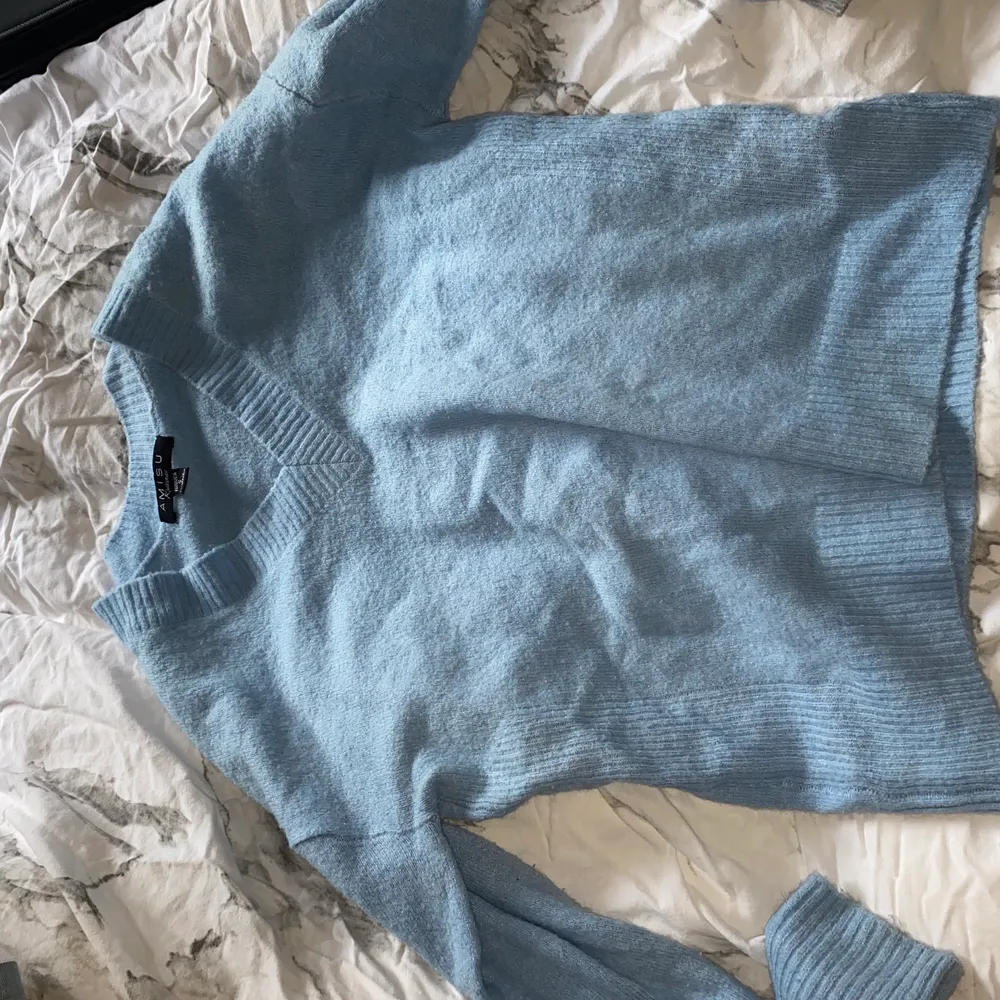 Säljer nu min fina stickade ljusblå tröja från newyorker, som ny, bara använd ett fåtal gånger. I storlek S, säljer pga att den nästan aldrig används, köparen står för frakt💕💕💕. Stickat.