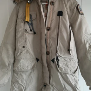 Parajumper storlek s vinterjacka - Säljer min parajumper jacka som rä 1 år gammal. Fick den i gåva men har dessvärre ingen användning av den då den är för liten. 