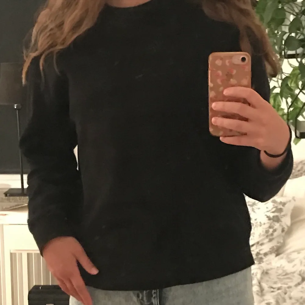 Säljer denna svarta sweatshirt då jag inte får användning av den💖✨(Köparen betalar för eventuell frakt 66kr)❤️. Tröjor & Koftor.