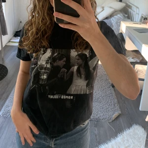 Romeo och Julia T-shirt - En snygg tisha med Romeo och Julia tryck.. Passar till nästan allt
