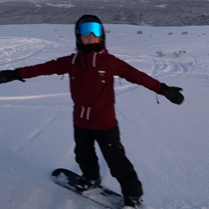 Dope snowboard jacka - Säljer denna skit balla jacka från Dope! Storlek XS. Den har fått några märkliga fläckar på luvan som tyvärr inte går att få bort.. som tur är syns dom inte super mycket! Hör av dig vid fler bilder😇 använd endast några gånger vid slalom eller snowboardåkning och inget annat 🌸