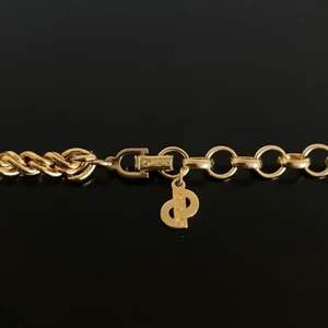 Dior rope halsband ( SÄLLSYNT )  - Ett guld halsband ifrån dior . Aldrig använd utan har tradeat till oss detta fina halsband , har ni frågor eller funderingar är det bara att hojta 👍