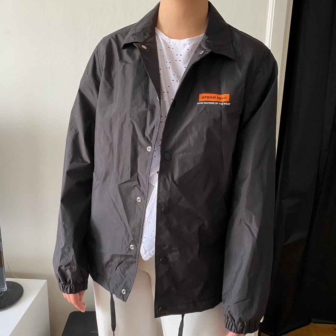 Vindjacka med tryck strl S